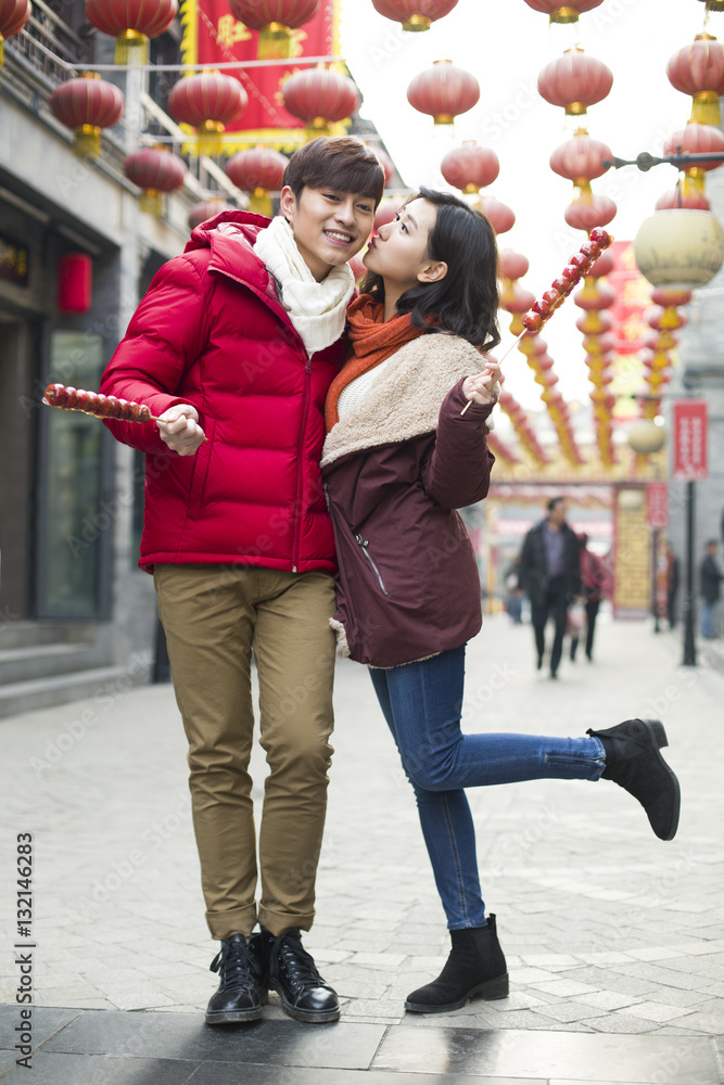 一对年轻夫妇用蜜糖山楂庆祝中国新年