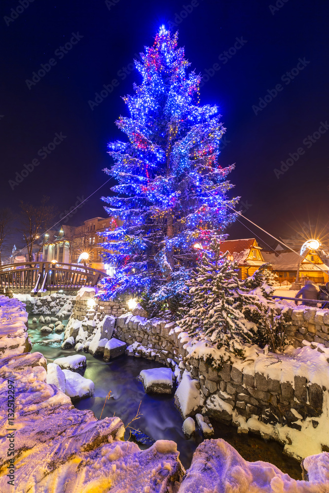 波兰扎科帕内克鲁波夫斯基街上美丽的圣诞树
