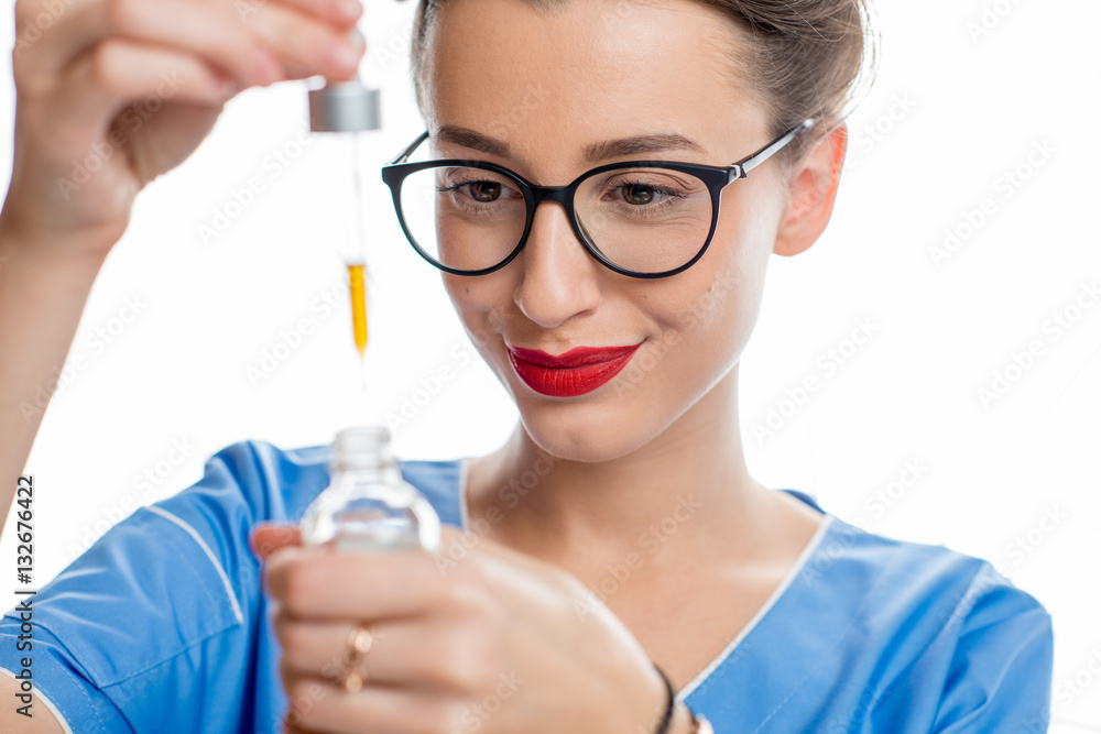 年轻的女性美容师或医生，白色背景上有医用滴管