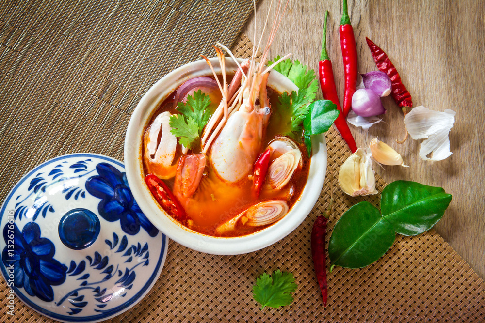 亚洲辣汤，碗里有虾，泰国菜