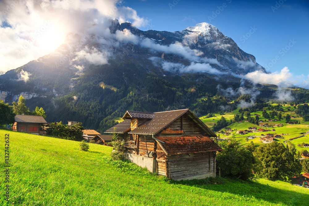 令人惊叹的格林德瓦尔德度假村和艾格山脉，瑞士，欧洲，伯尔尼高地