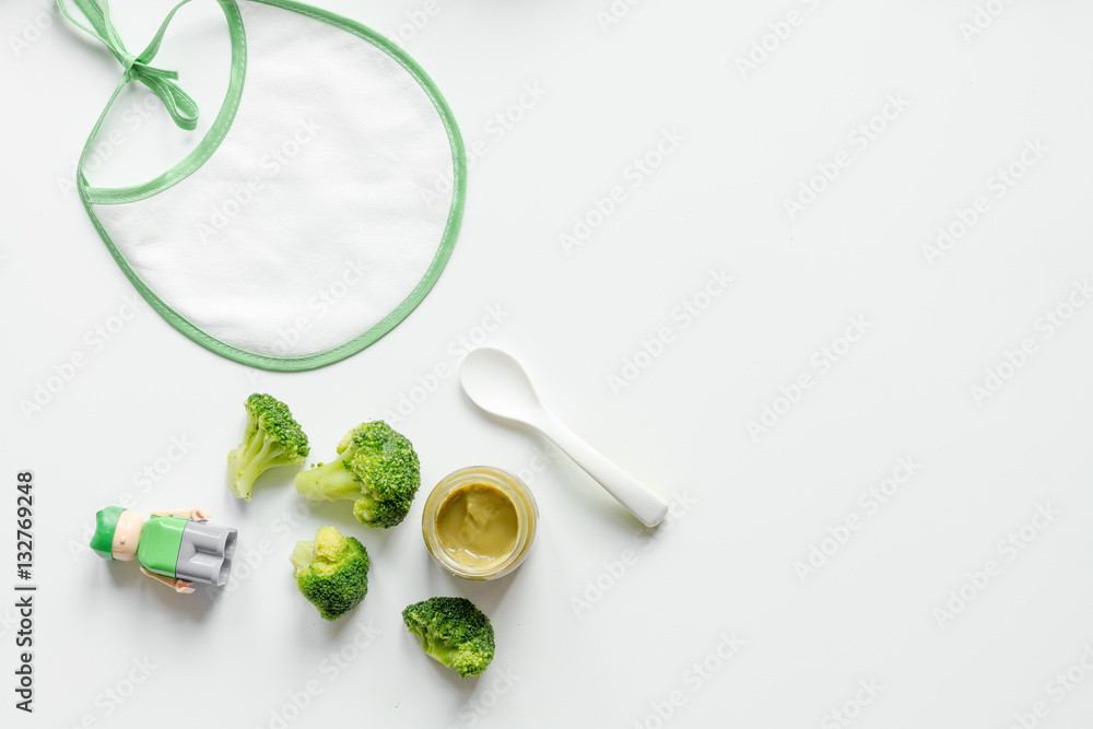 在白色背景俯视图上为婴儿烹饪蔬菜泥