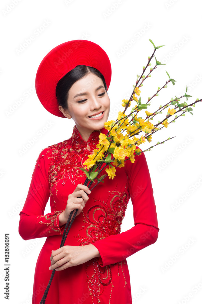 身着传统敖黛连衣裙的亚洲美女全长。