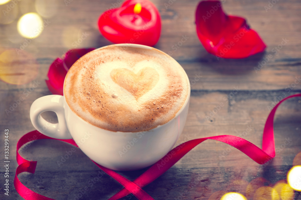 情人节咖啡，泡沫上有爱心。爱情概念。浪漫的情人节背景