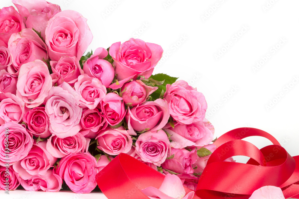 一束甜蜜的粉红色玫瑰，白色背景，浪漫