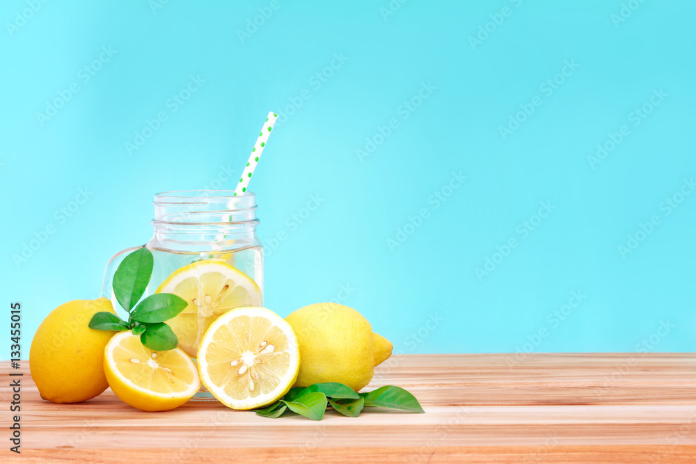 柠檬柠檬水配柠檬片，健康排毒