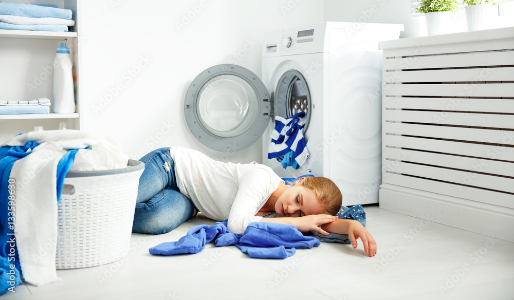 疲惫不快乐的女家庭主妇正在洗衣服，