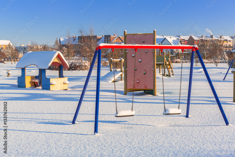 大雪过后公园里的冬季游乐场