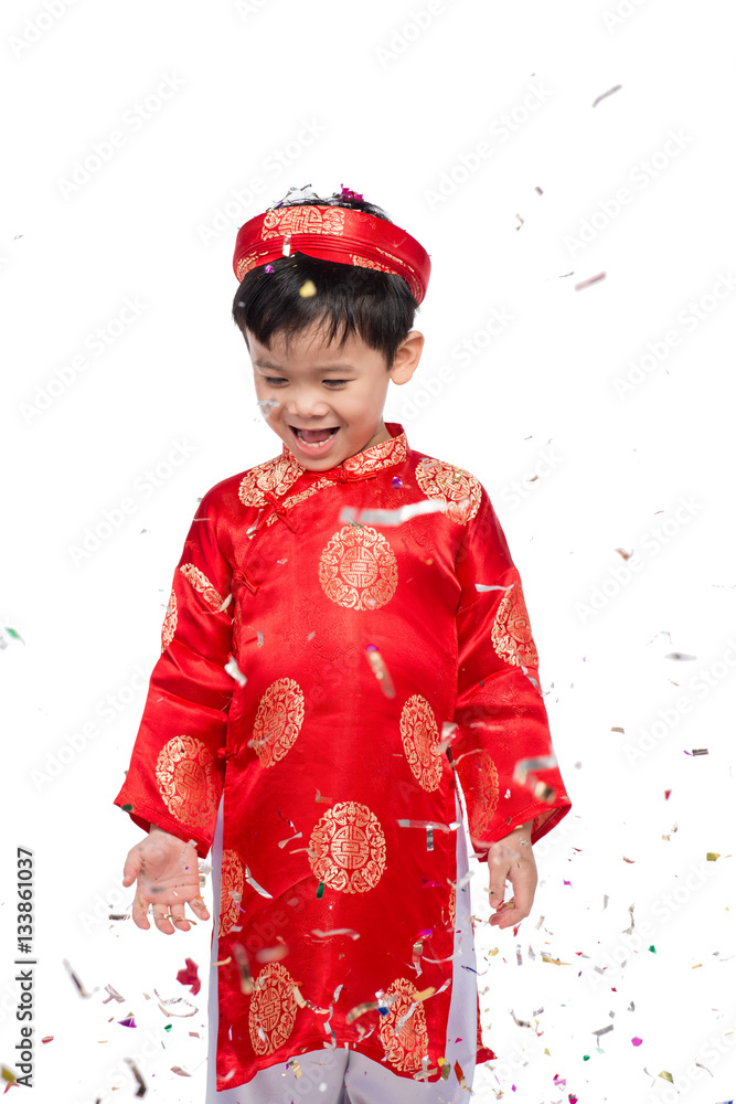 快乐的越南男孩穿着红色的敖黛与骗子庆祝新年