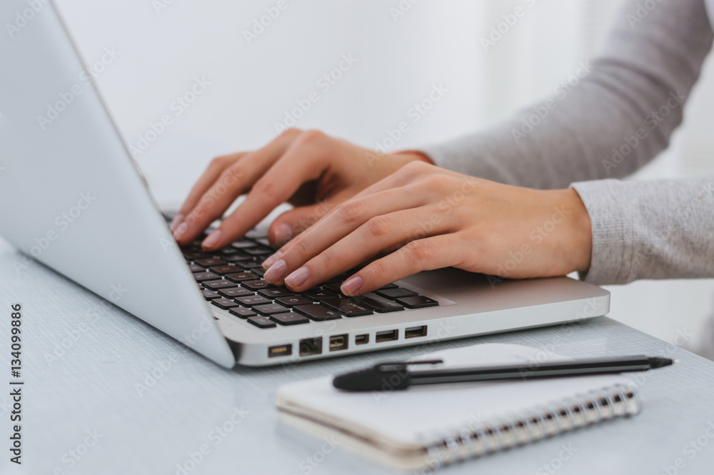 女商人手工操作新型现代计算机和写作