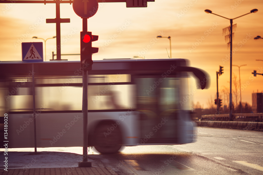 清晨，公交车在城市的道路上行驶。用红绿灯和交通工具观察交通