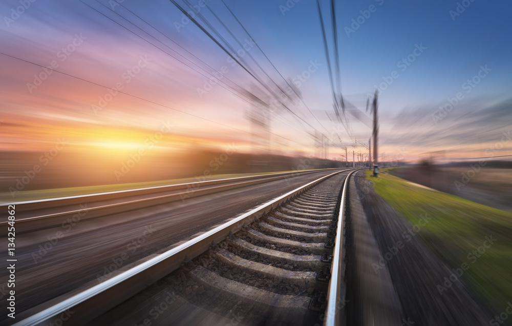 日落时铁路在运动。印第安纳州，在彩色蓝天的映衬下，火车站具有运动模糊效果