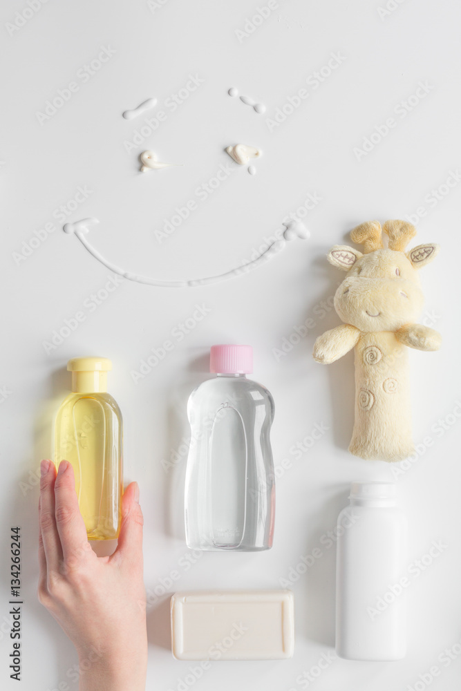 婴儿有机化妆品在白色bakg圆形俯视图上沐浴
