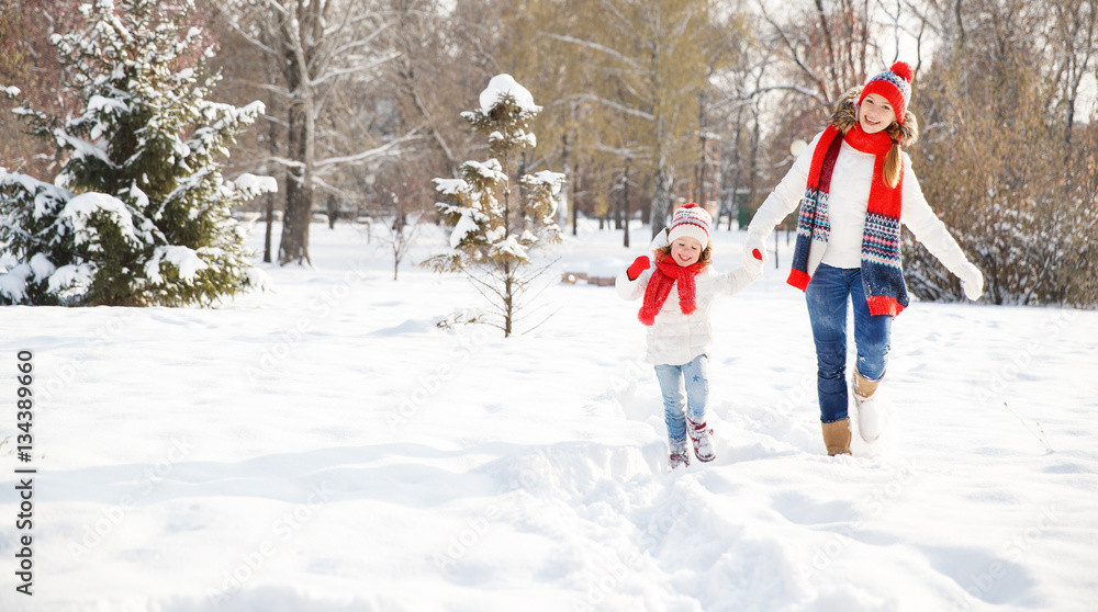 快乐家庭妈妈和孩子在冬季散步玩耍