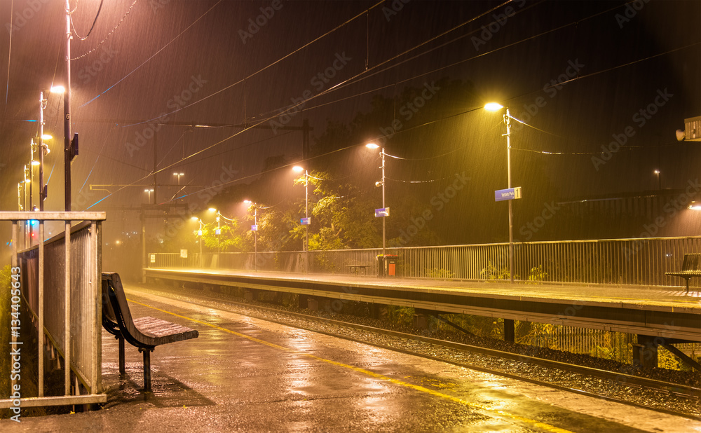 维多利亚公园车站夜间冒雨-澳大利亚墨尔本