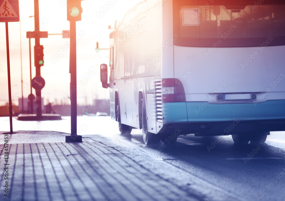 清晨，公交车在城市的道路上行驶。通过红绿灯和交通工具观察交通