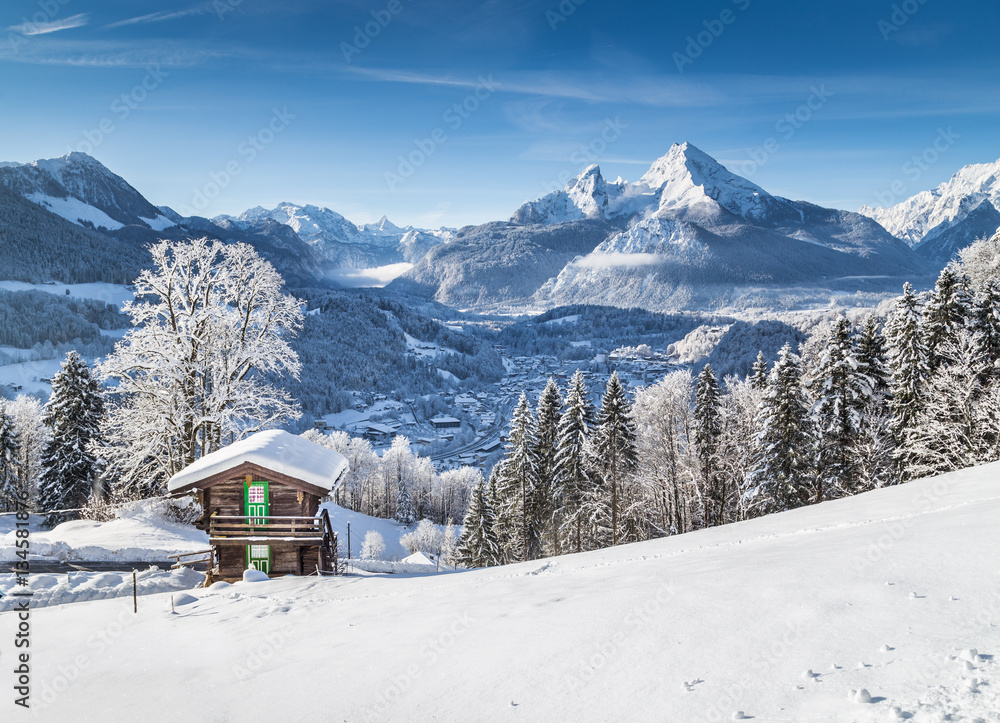 阿尔卑斯山的冬季仙境山景与传统的小木屋