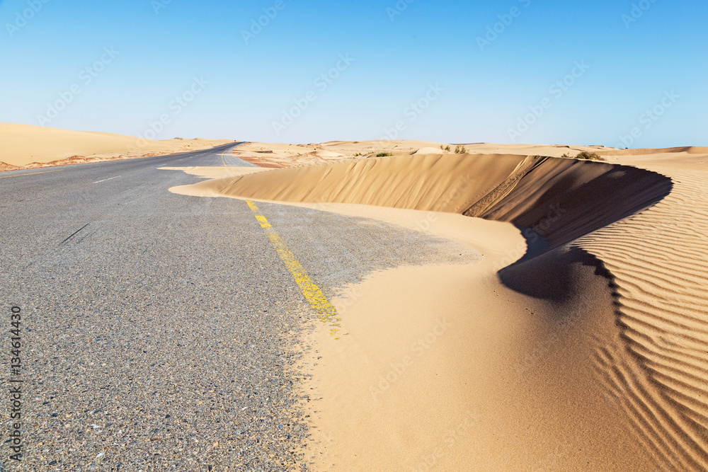 阿曼的一条道路上布满了沙丘