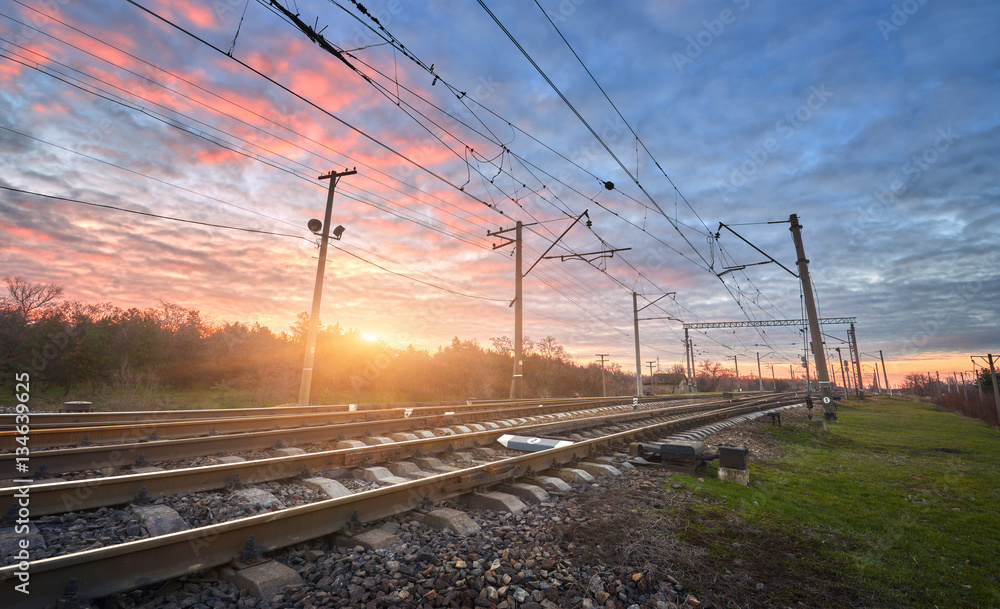 铁路映衬着美丽的晴朗天空。火车站、蓝天和彩色的工业景观