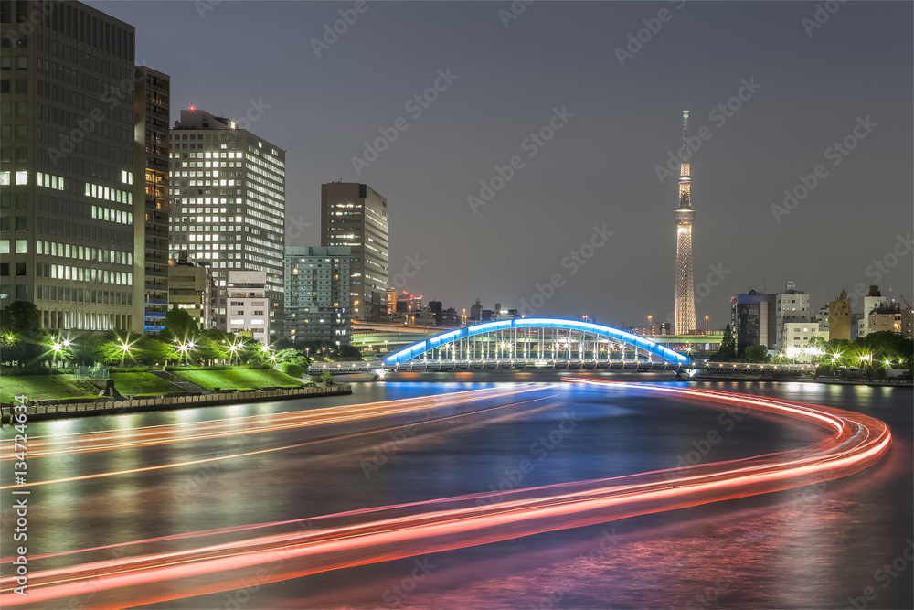 东京隅田河在傍晚与东京天树一起欣赏。隅田河是一条流经的河流