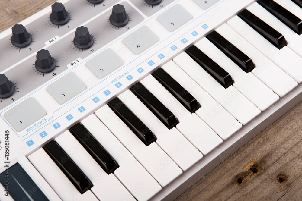 MIDI控制器音量控制器、旋钮和按键的特写。