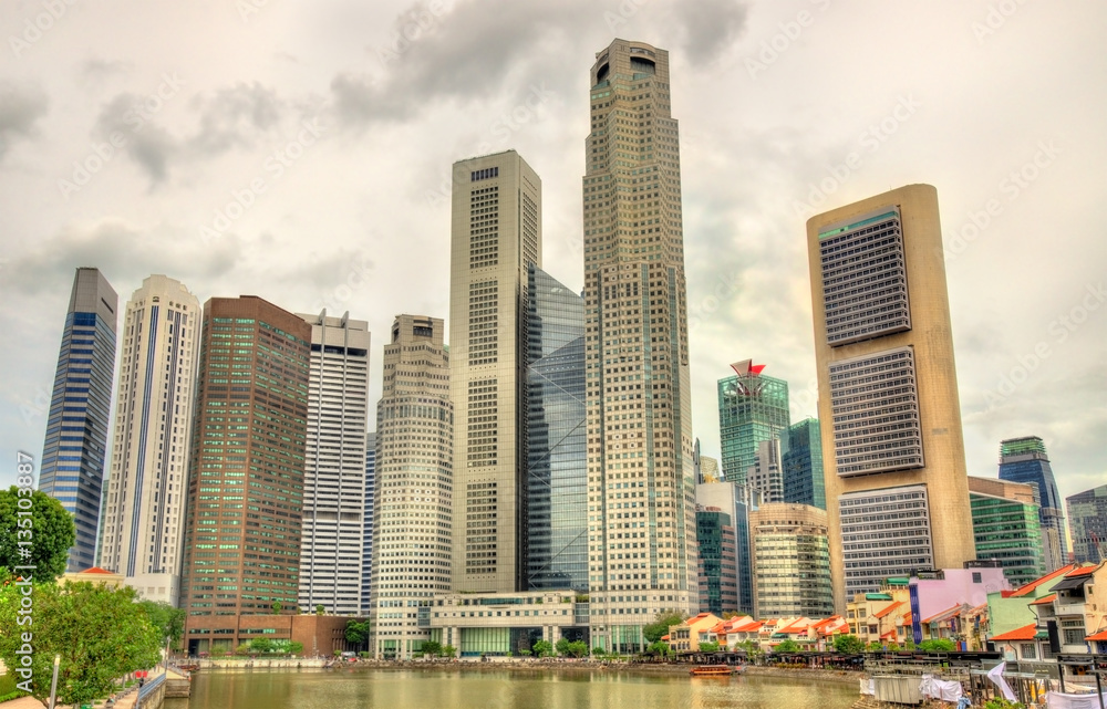 新加坡中央摩天大楼在河上
