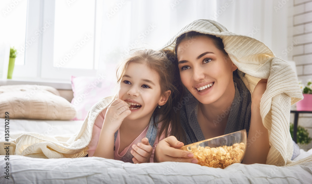 母亲和女儿吃爆米花
