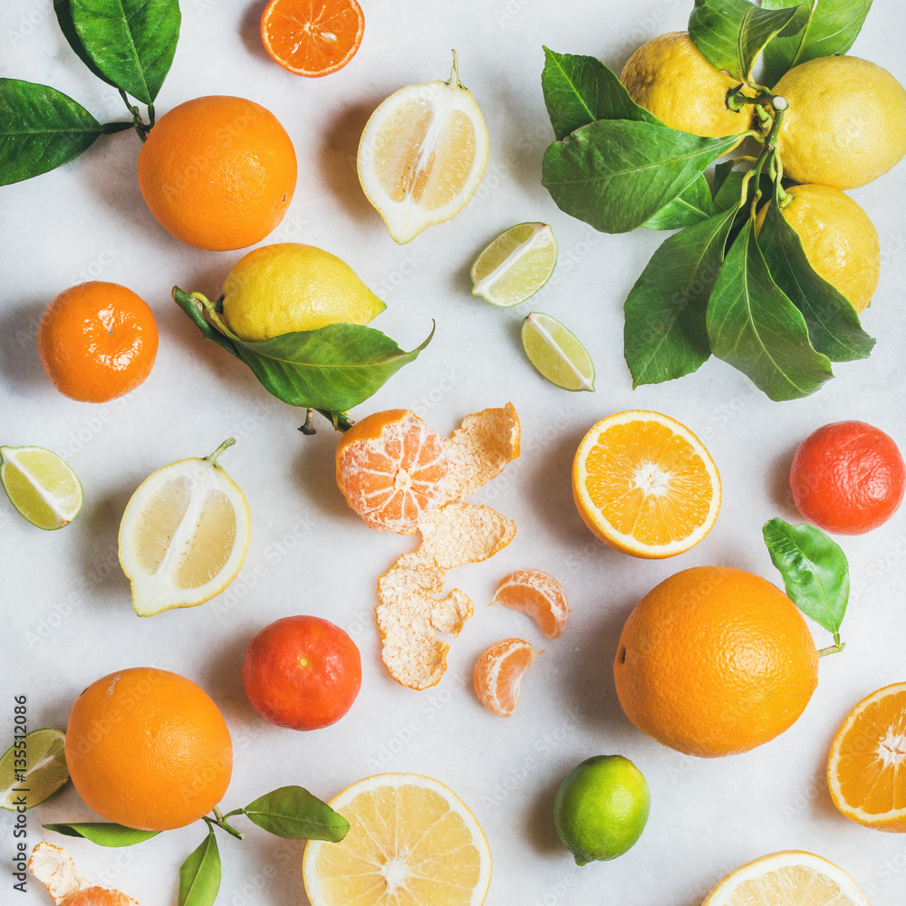 各种新鲜柑橘类水果，用于在浅灰色大理石餐桌背景上制作果汁或奶昔，