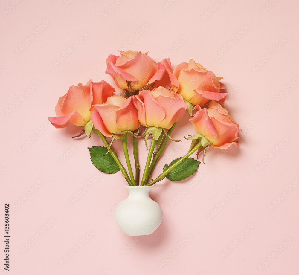 白色花瓶里的粉色玫瑰