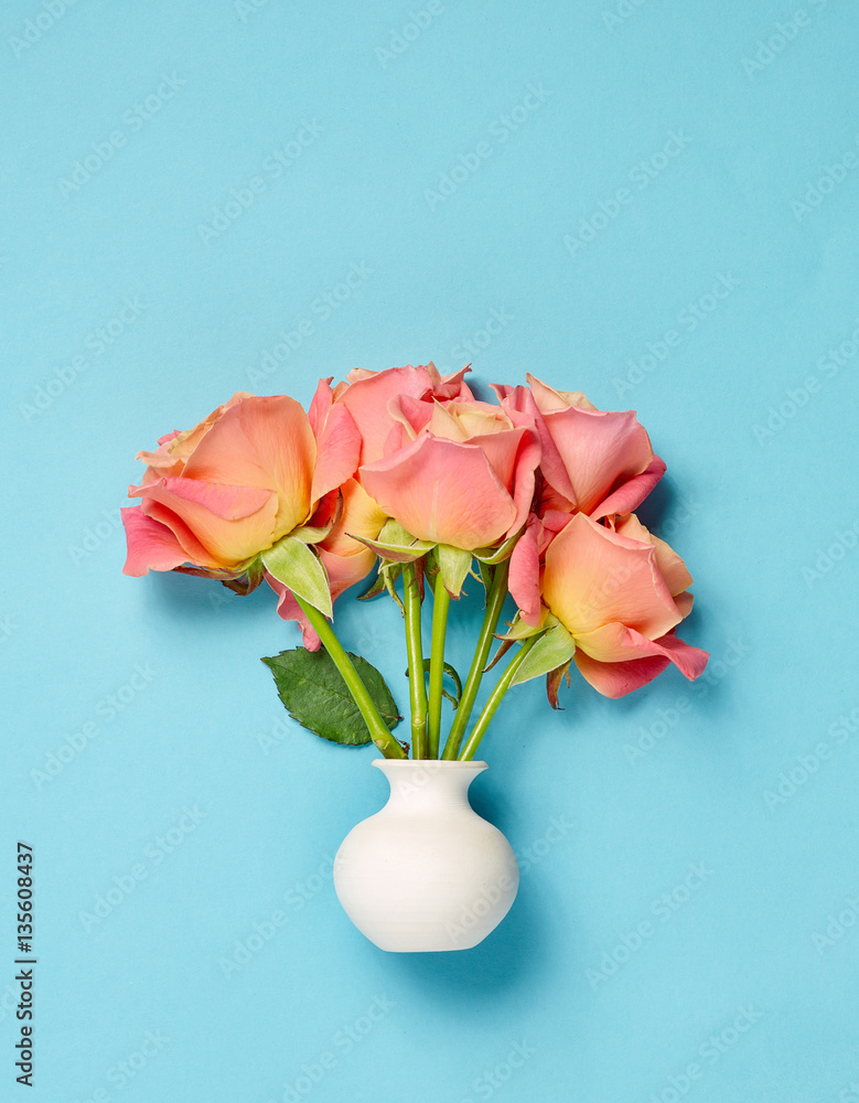 白色花瓶里的粉色玫瑰