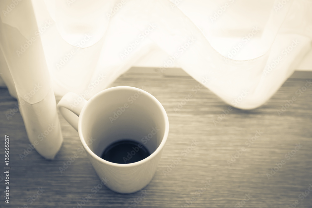 早晨的白杯咖啡，带白色窗帘，靠近阳光的窗户