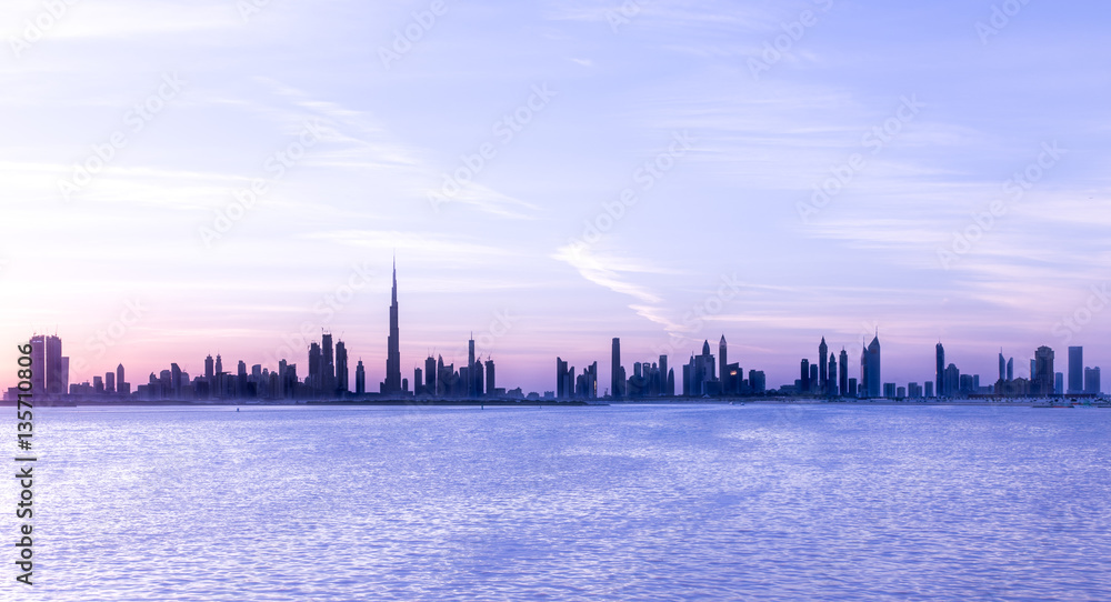 阿联酋迪拜-2016年12月17日：日落后的迪拜天际线。