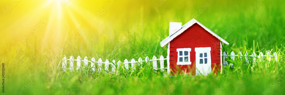 花园草地上的红色木屋模型