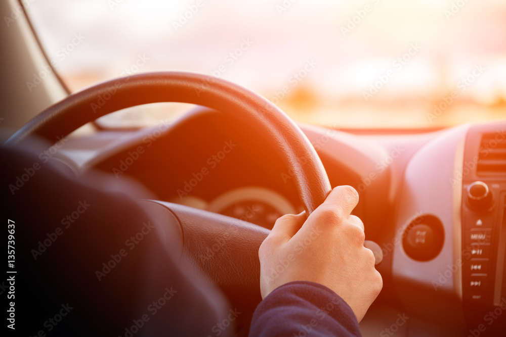 驾驶汽车时把手放在方向盘上