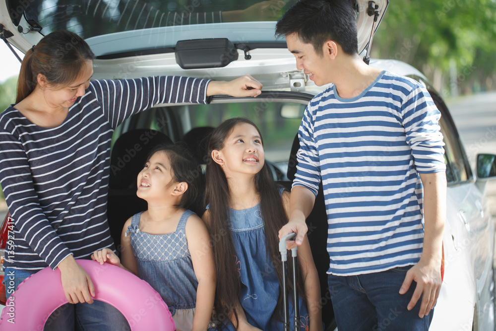 快乐的亚洲家庭开着迷你面包车微笑着准备暑假旅行