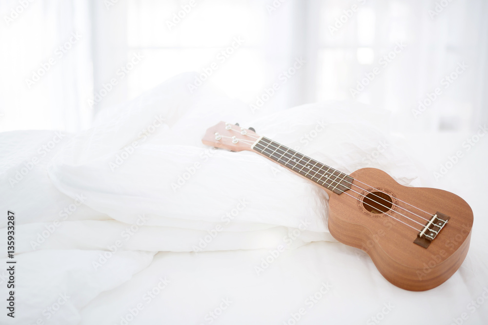 床上的经典尤克里里吉他