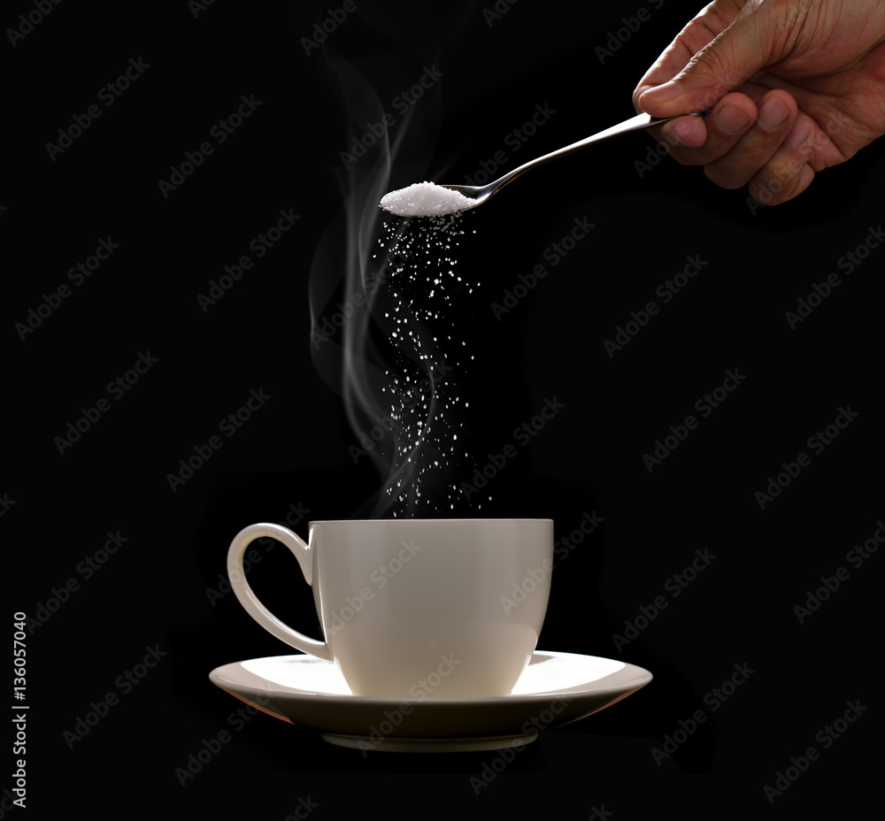 手把糖放在黑底冒烟的咖啡杯里