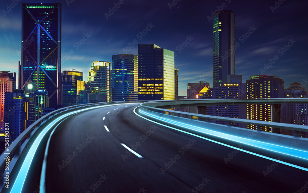 城市背景下的高速公路立交桥运动模糊。夜景。