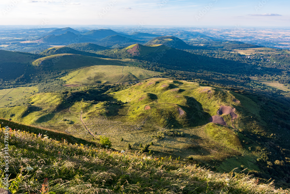 Vue en altitude des volcans du Puy de Dôme en Auvergne France. Magnifique ciel bleu et paysage verdo