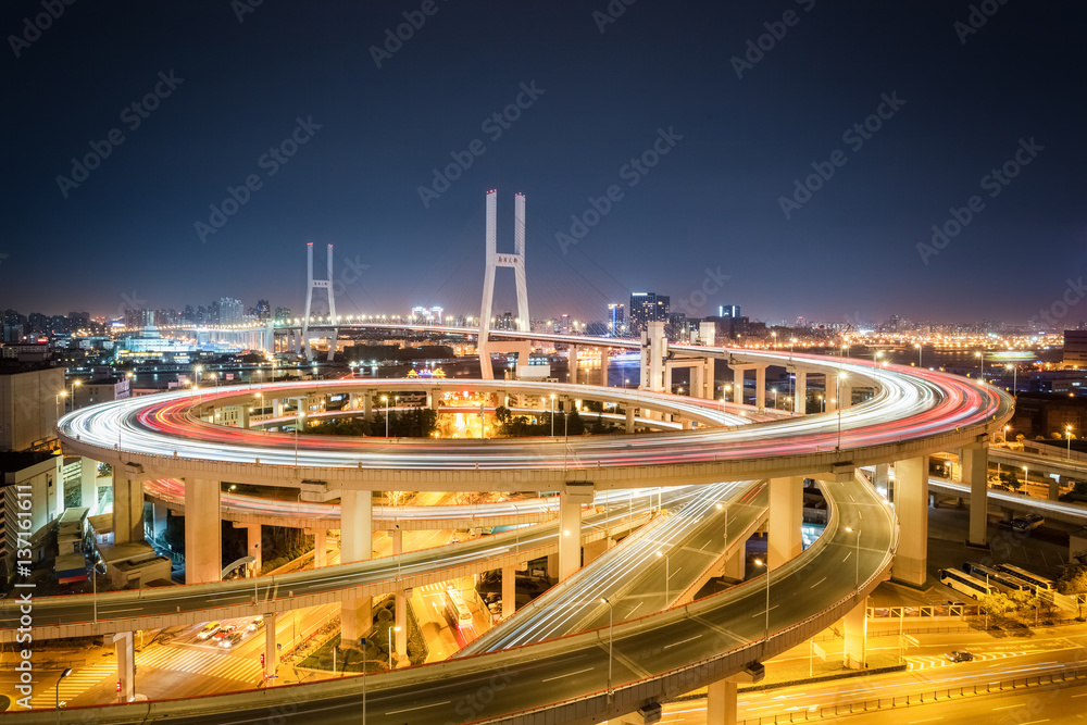 夜晚的上海南浦大桥