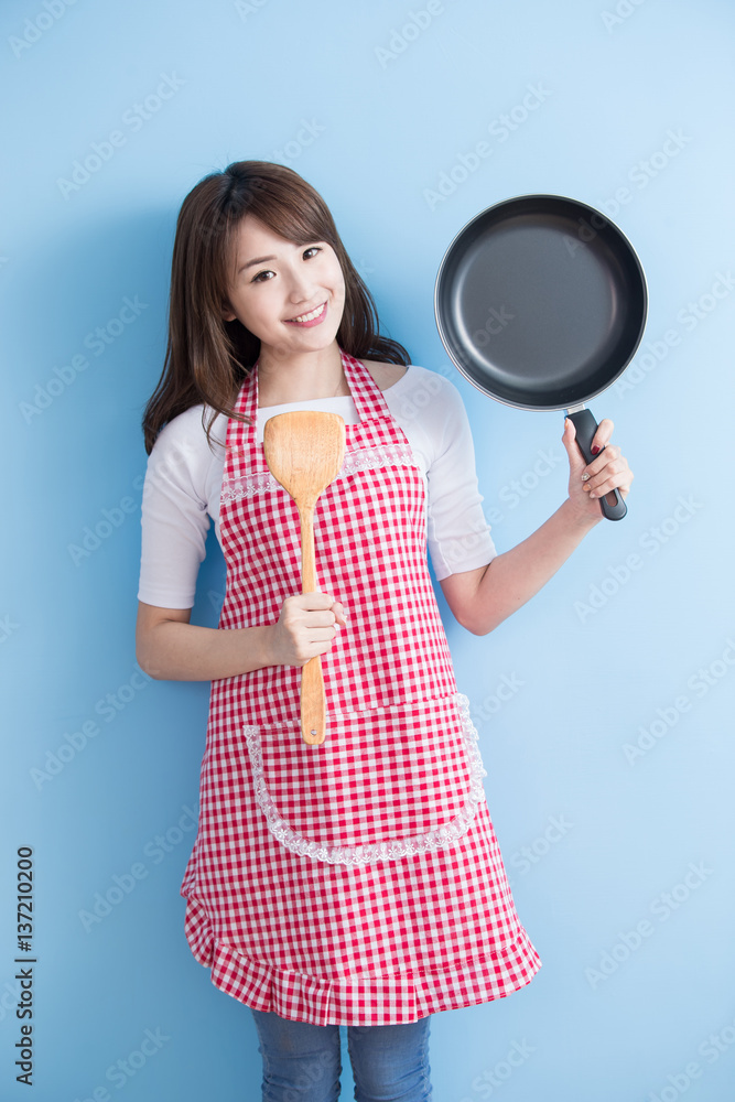 housewife take wok and spoon
