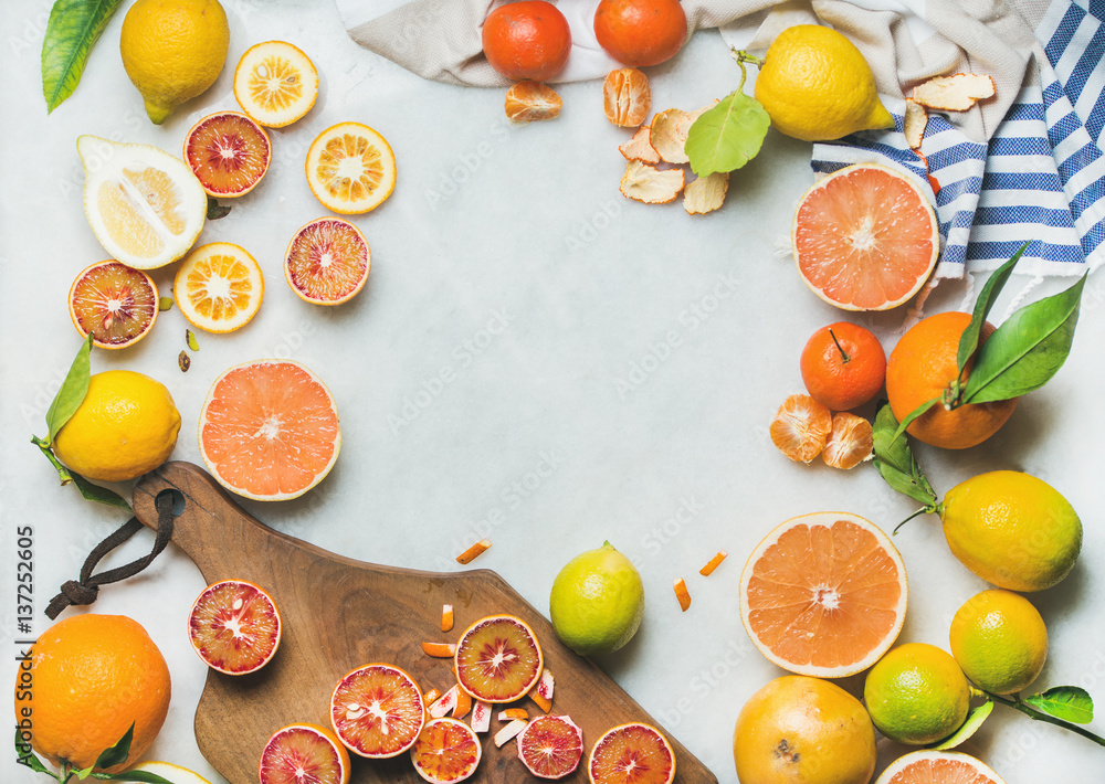天然新鲜柑橘类水果，在灰色大理石桌子背景上的乡村木板上，俯视图，复制品