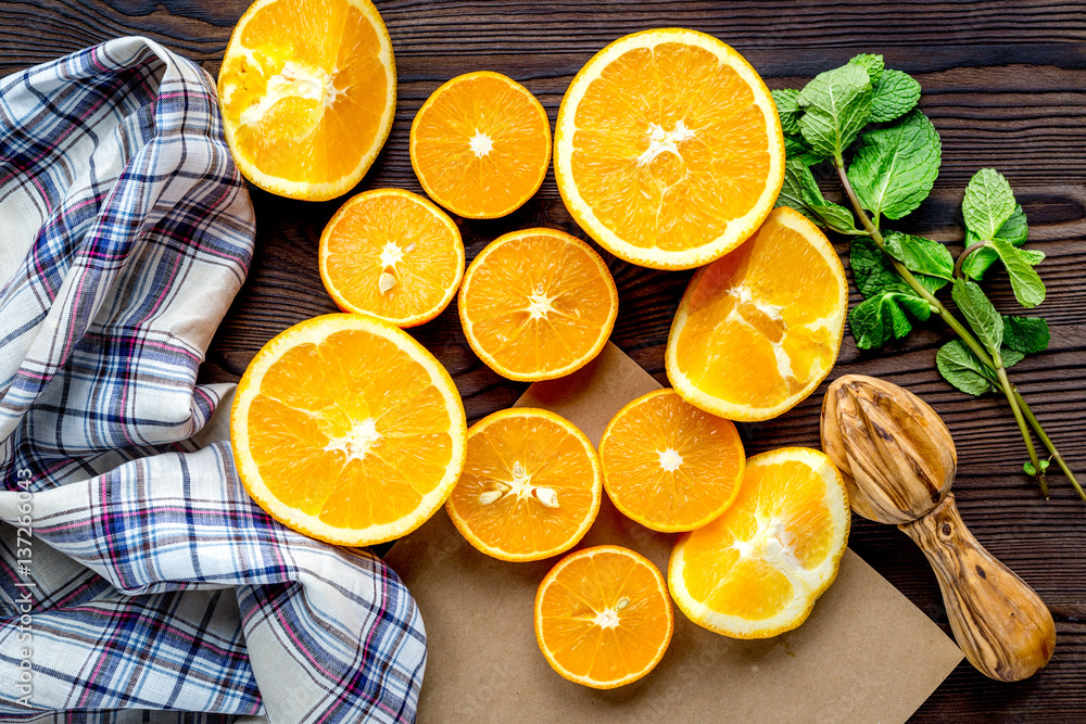 厨房俯视图上的薄荷叶切片新鲜橙子