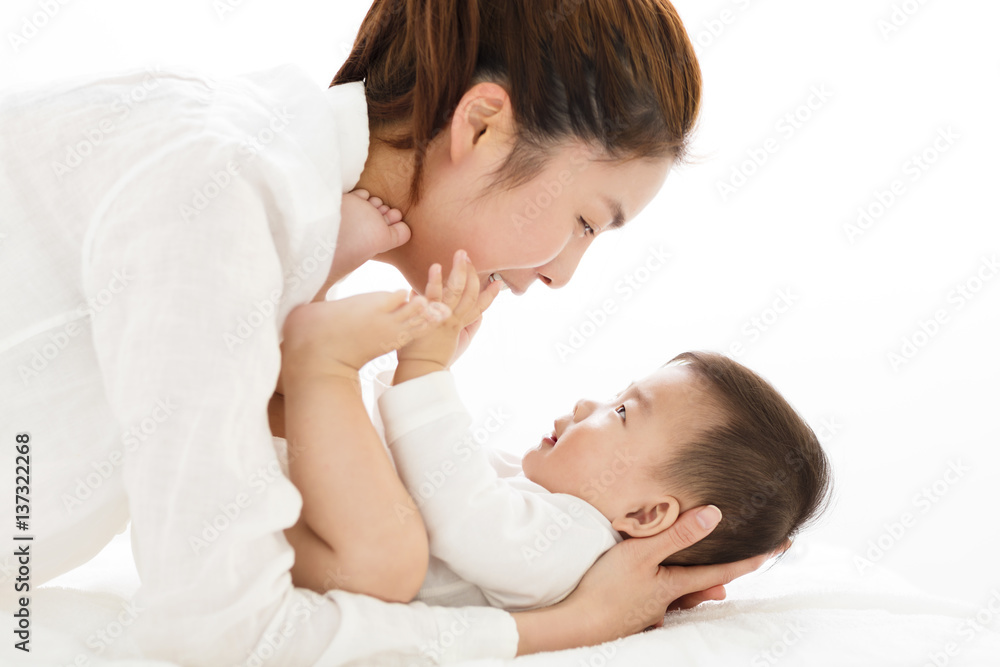 年轻的亚洲母亲抱着可爱的男婴