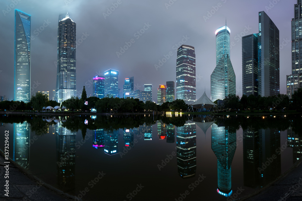 中国上海世纪公园上海摩天大楼全景及湖中倒影