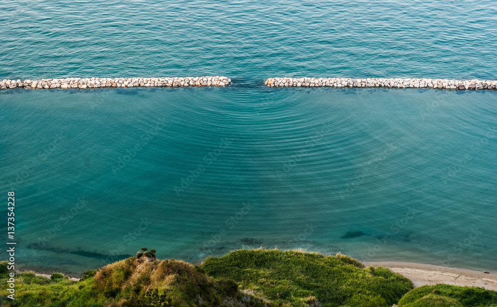 沿佩萨罗附近海岸线看到的海洋中的衍射波