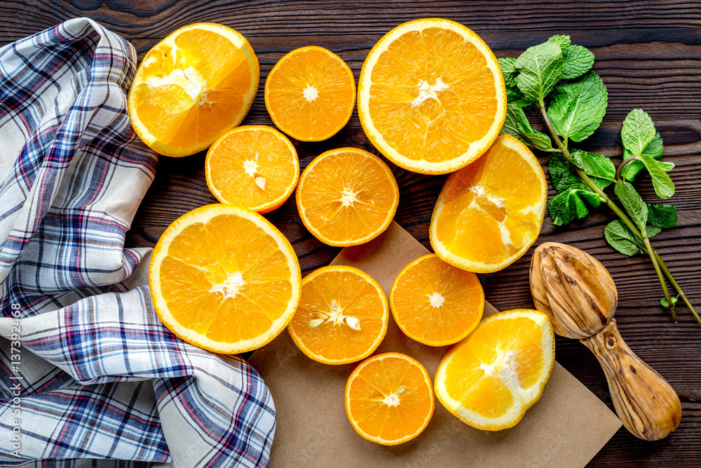 厨房餐桌上用水果和薄荷制作橙汁