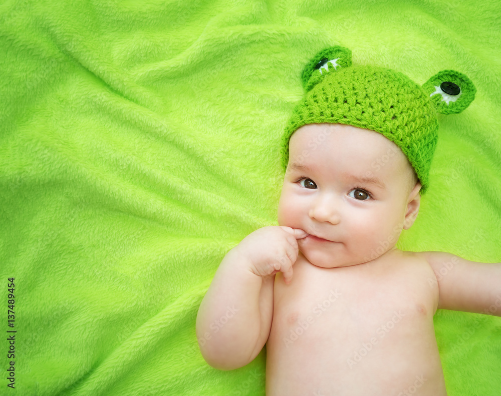 戴青蛙帽的婴儿