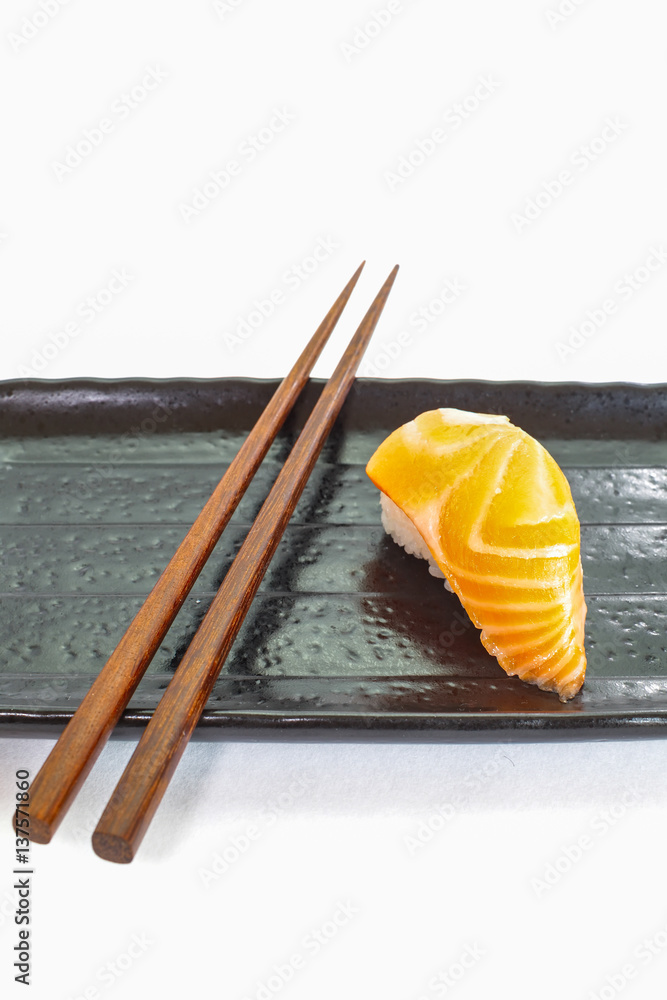 日本寿司生海鲜、蔬菜和白桌上的熟醋饭