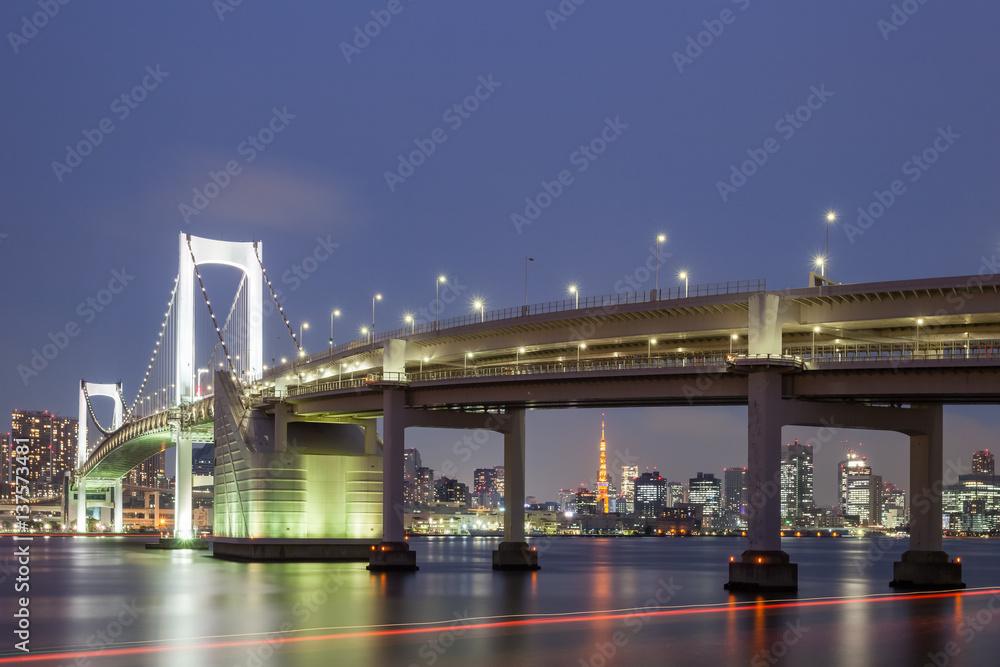 黄昏时的东京彩虹桥和东京塔